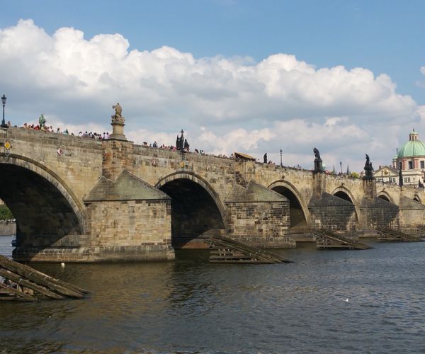 Die Karlsbrücke mit ihren Brückentürmen